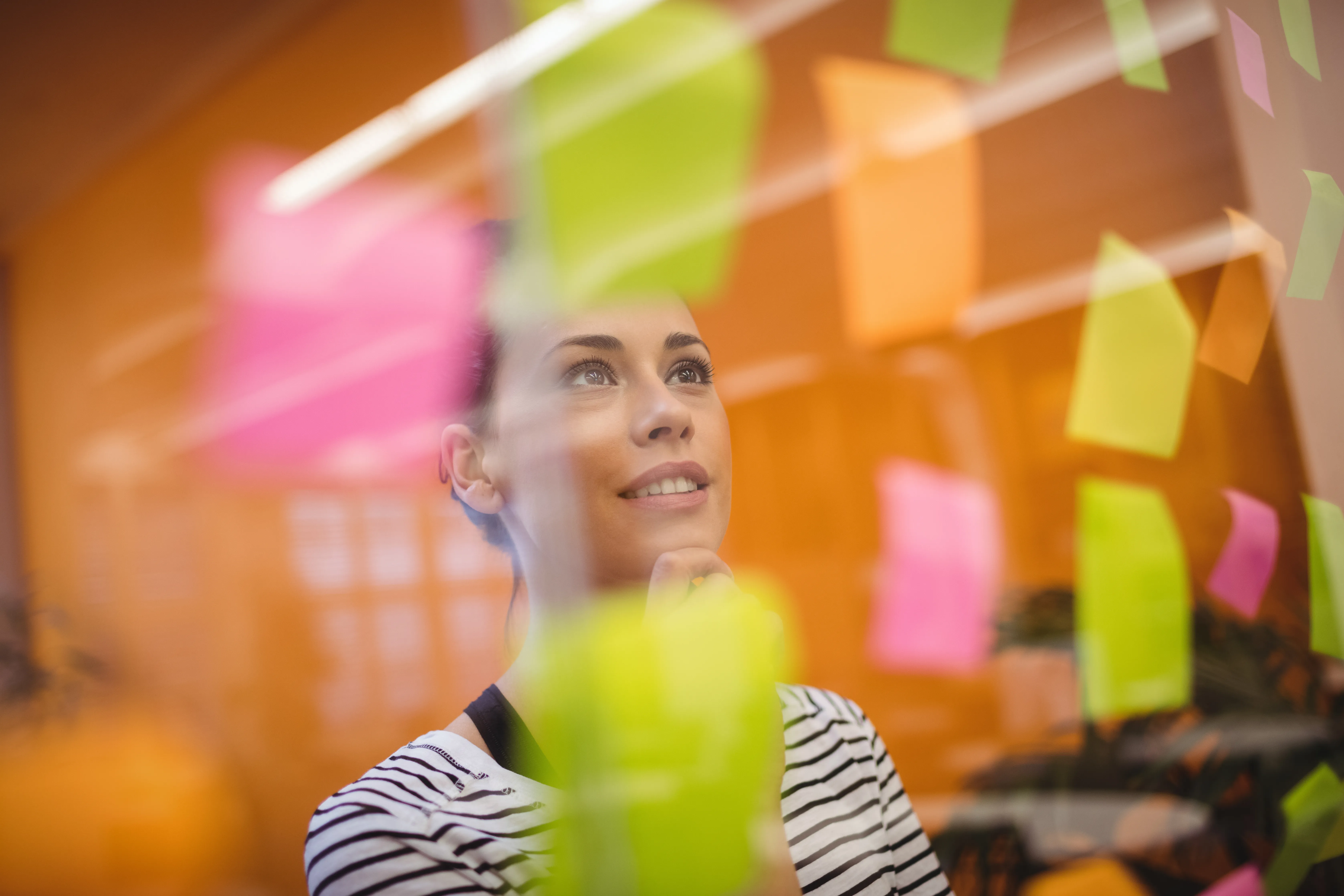 Top 5 nichos freelance emergentes donde la creatividad humana supera a la IA