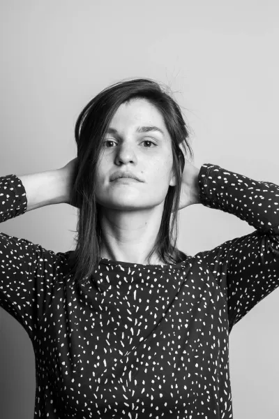 voz femenina suave y literaria